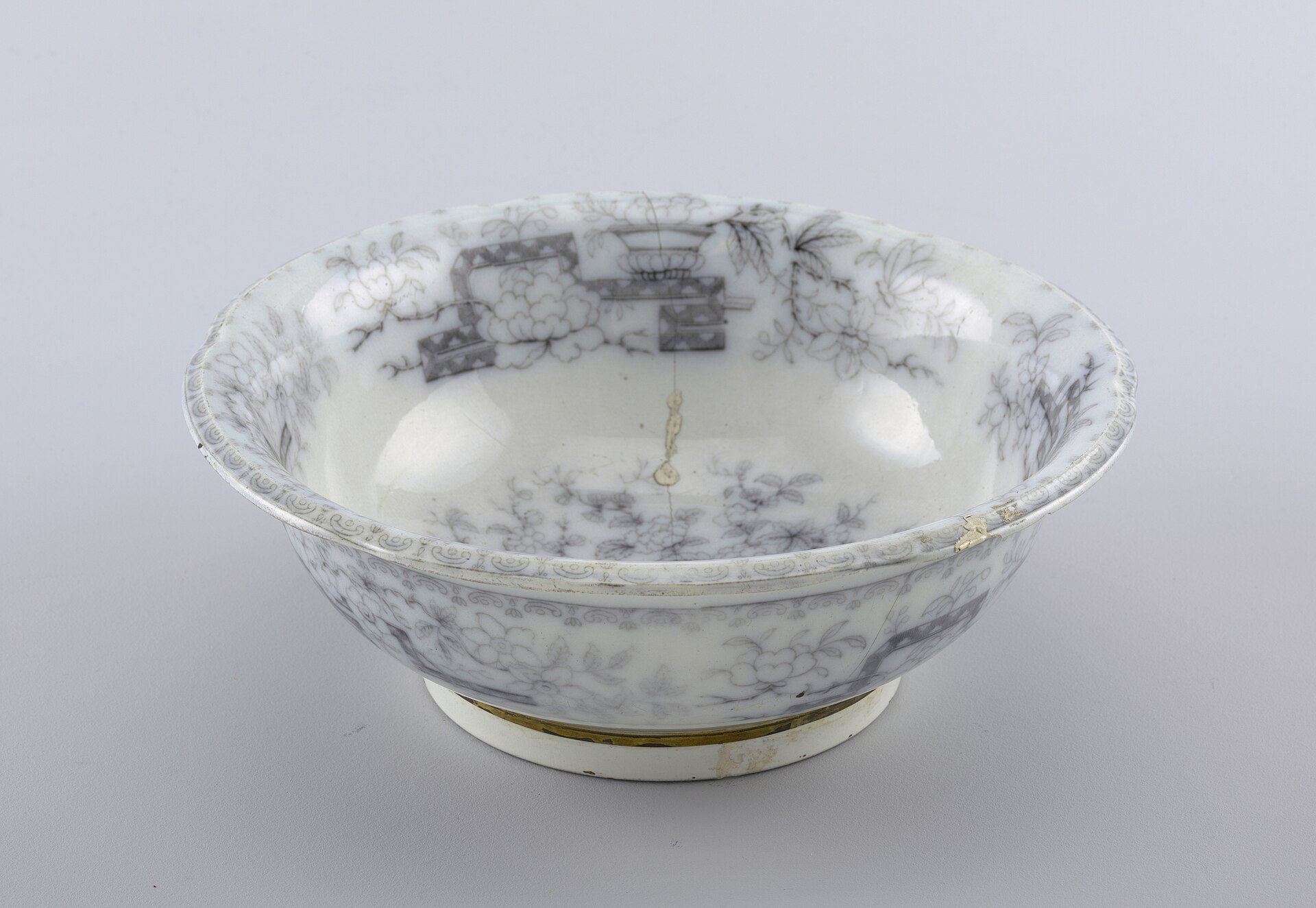 Kintsugi: in Giappone le crepe si riparano con l’oro